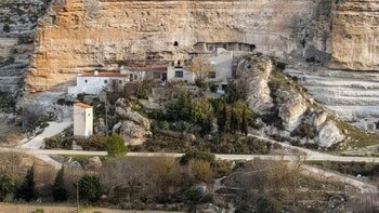 El rincón de Albacete a orillas del Júcar con un santuario excavado en la roca que esconde casas-cueva