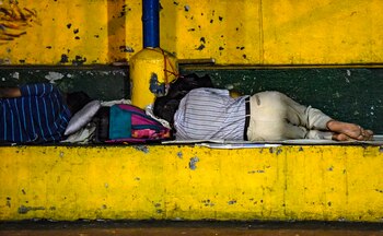 Migrantes duermen en un parque