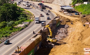 Maquinaria pesada y personal trabajan en la remoción de contenedores y estabilización de taludes en el tramo de Los Chorros, como parte de las obras de ampliación vial en la carretera Panamericana (Cortesía: Ministerio de Obras Públicas).
