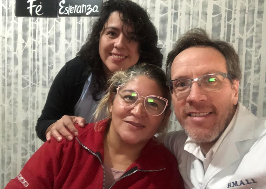 Eugenia, primera paciente del programa, junto al equipo Hospital Municipal de Agudos Dr. Leónidas Lucero (gentileza Dr. Mirofsky)