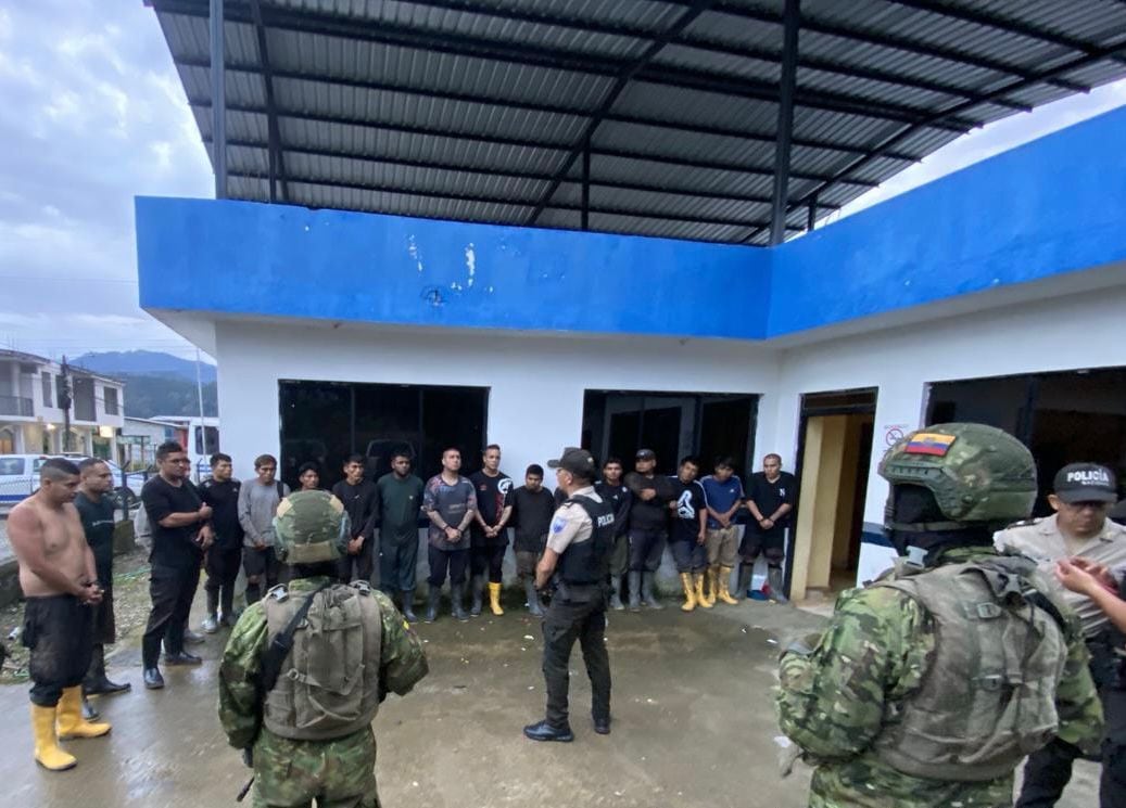 Durante los operativos en la frontera, las autoridades capturaron a 18 presuntos integrantes de la banda Los Pulpos de Trujillo, entre ellos ciudadanos de diferentes nacionalidades, implicados en extorsiones y control de minería ilegal. Foto: Policía Nacional de Ecuador