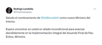 Trino 'Timochenko' felicitando a Benedetti.