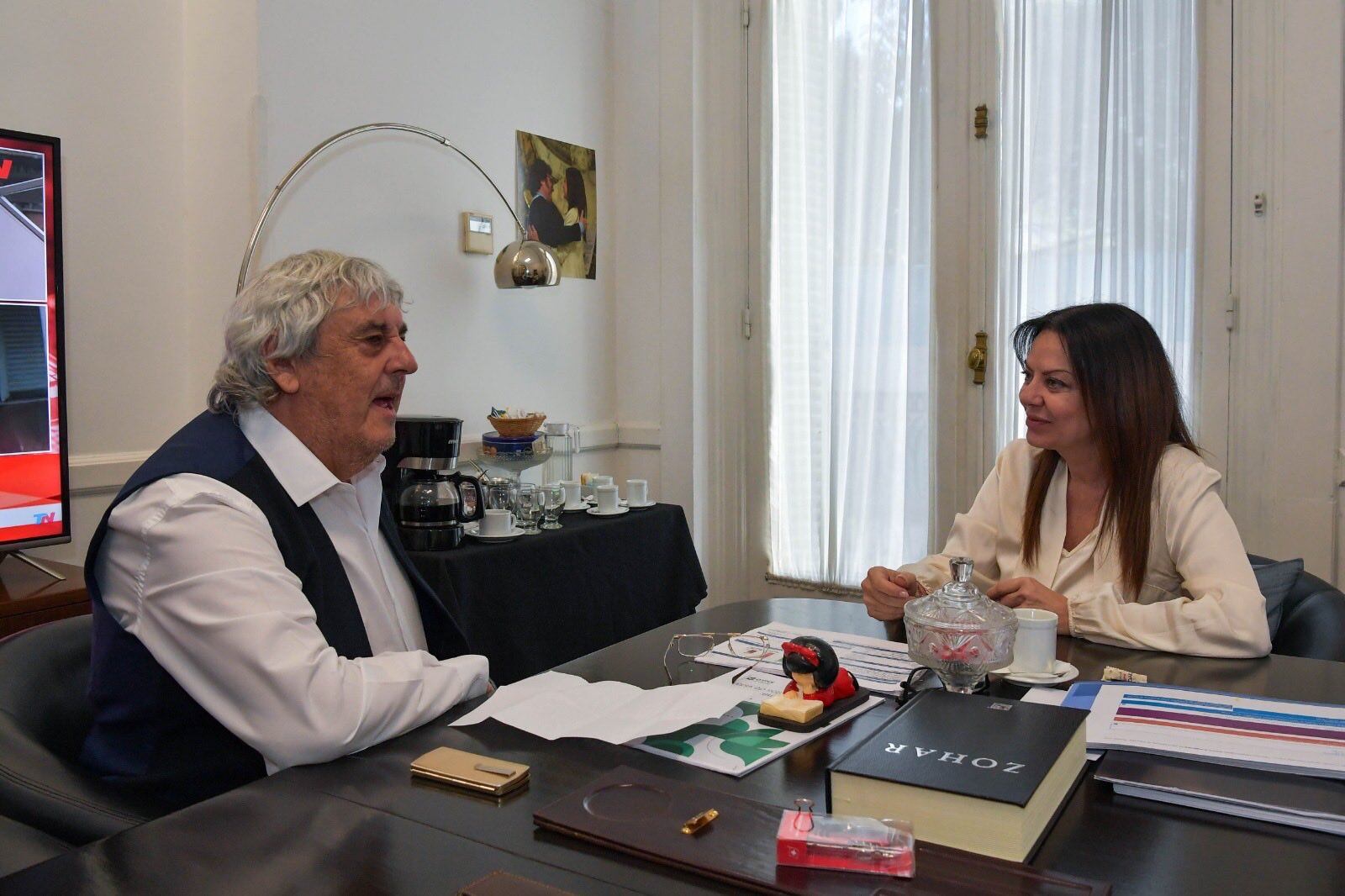 La ministra Sandra Pettovello, en una reunión con el titular de UDA, Sergio Romero