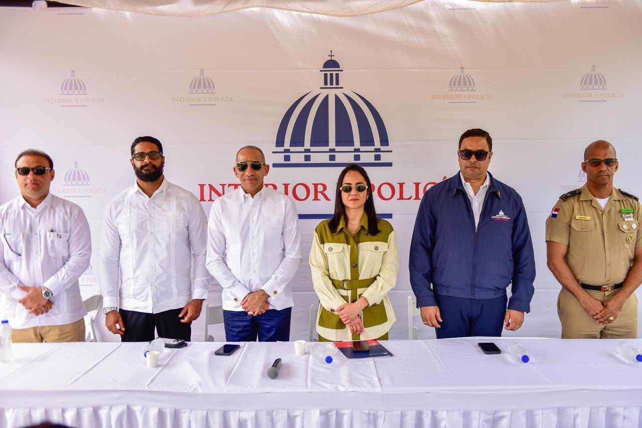 Funcionarios del Ministerio de Interior y Policía, junto a representantes de instituciones aliadas, durante el acto de destrucción de fuegos artificiales incautados como parte de la política de tolerancia cero (Foto cortesía @FarideRaful).