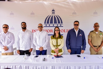 Funcionarios del Ministerio de Interior y Policía, junto a representantes de instituciones aliadas, durante el acto de destrucción de fuegos artificiales incautados como parte de la política de tolerancia cero (Foto cortesía @FarideRaful).