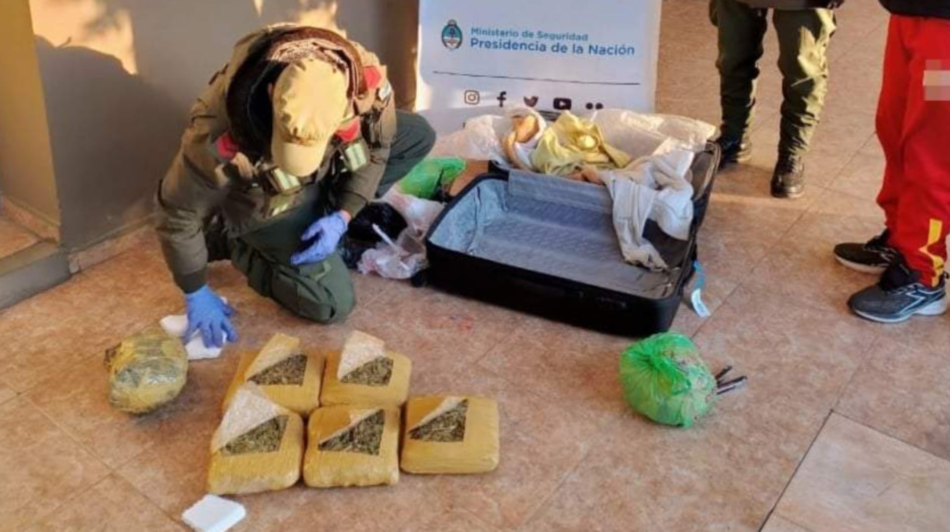 Efectivos de Gendarmería Nacional incautan múltiples paquetes de drogas y otros elementos durante un allanamiento contra una red narco en Salta y Catamarca (El Esquiú)