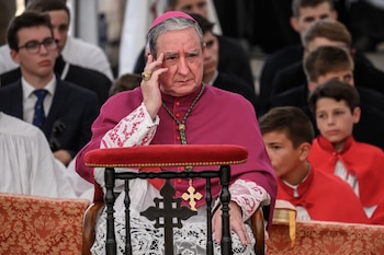 Alfonso de Galarreta, uno de los cuatro obispos consagrados sin permiso papal en 1988, el 29 de junio en Écône, días antes de presidir la nueva consagración que el Vaticano considera cismática. (AFP/Fabrice Coffrini)