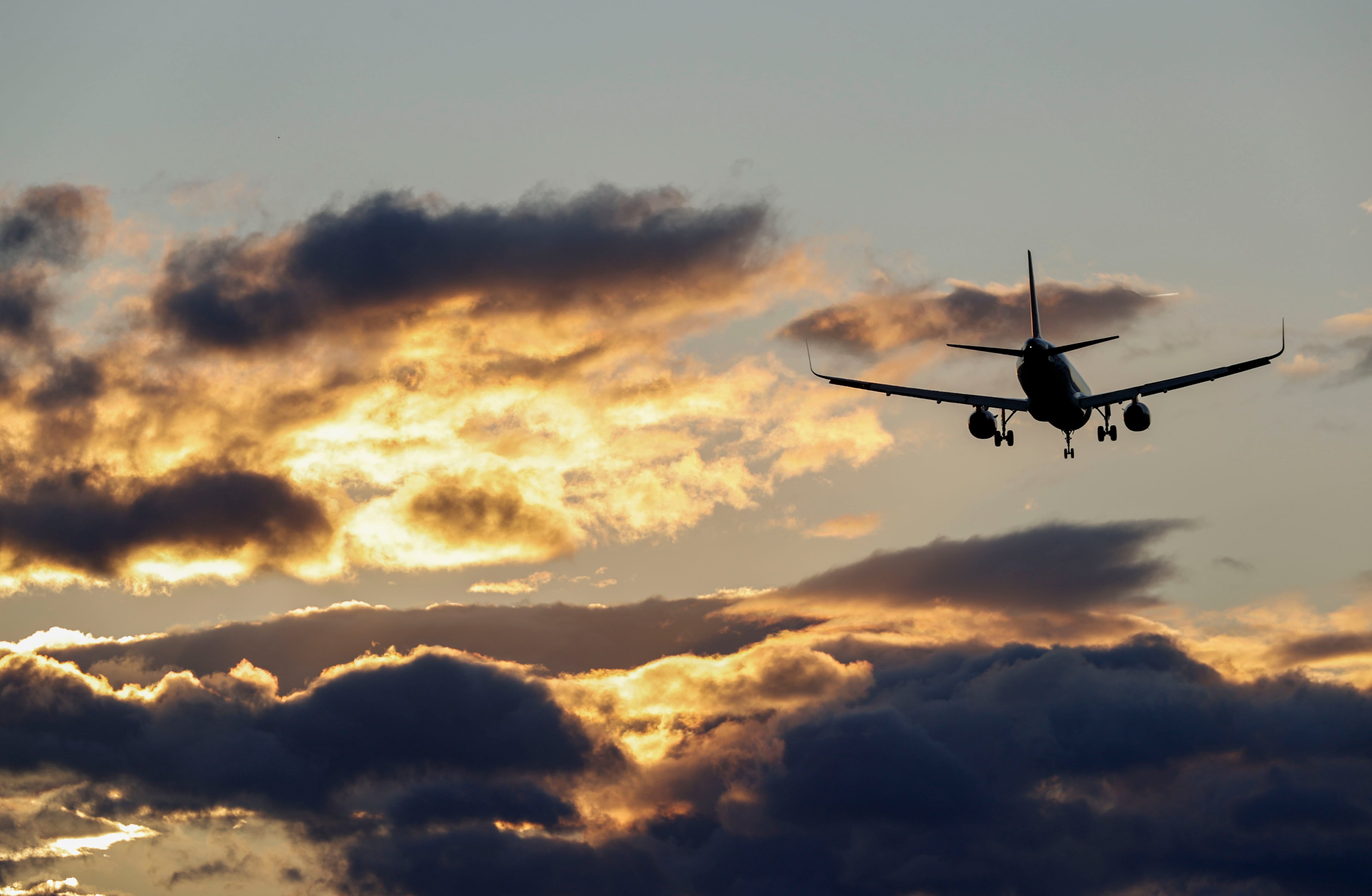 Un avión durante la maniobra de aproximación a la pista de un aeropuerto en una imagen de archivo. (Luis Tejido/EFE)