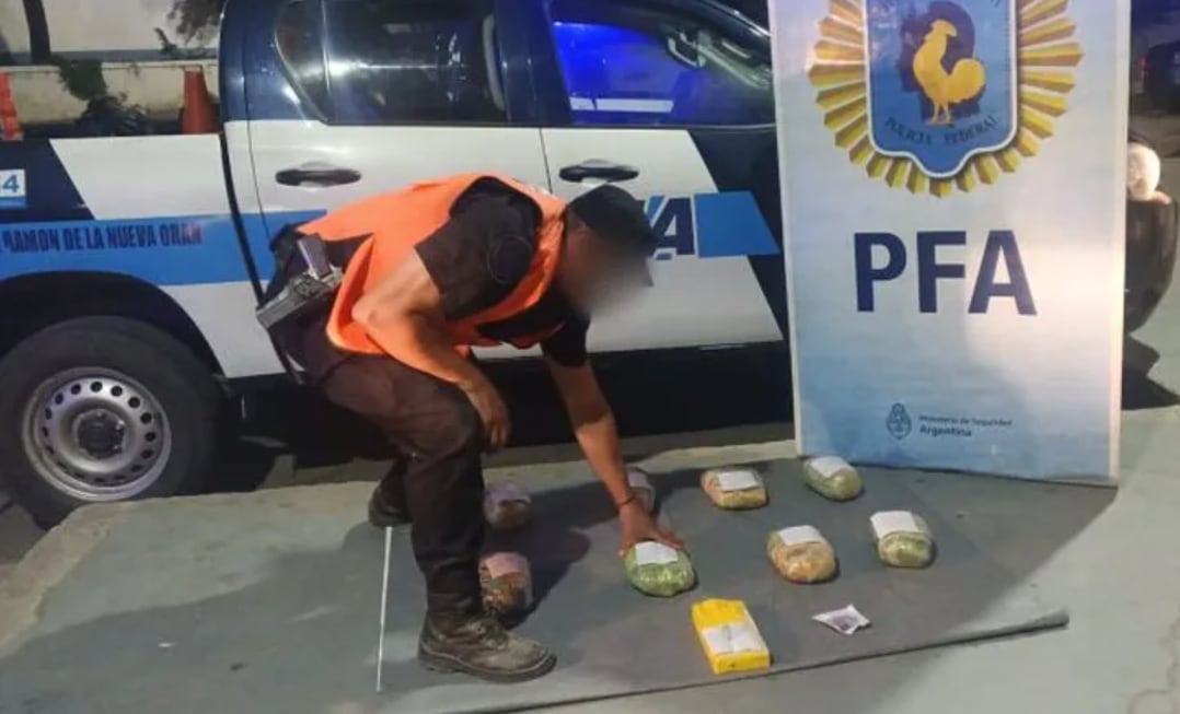 Una maniobra abrupta frente a un control de tránsito y el nerviosismo del conductor le permitieron a los agentes de la Policía Federal decomisar 200 kilos de cocaína pura (PFA)