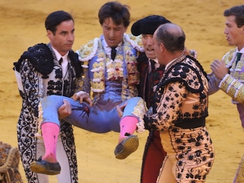 23/04/2026 Tana Rivera vive su primer susto como pareja de Roca Rey, su grave cogida en La Maestranza.
Confirmando la que ha sido la historia de amor más inesperada de la temporada, Tana Rivera ha demostrado que es un gran apoyo para su pareja Roca Rey también en su faceta más profesional. En esta ocasión la joven hacía un hueco en la jornada del jueves durante la Feria de Abril para acudir a La Maestranza de Sevilla donde toreaba el diestro peruano junto a sus compañeros de profesión José María Manzanares y Javier Zulueta.
EUROPA ESPAÑA SOCIEDAD
EUROPA PRESS REPORTAJES