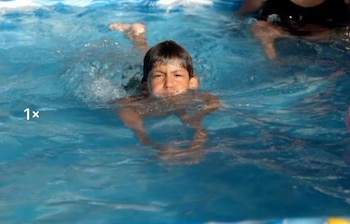 L-Gante en una pileta (@clauvalenzuela.ok)