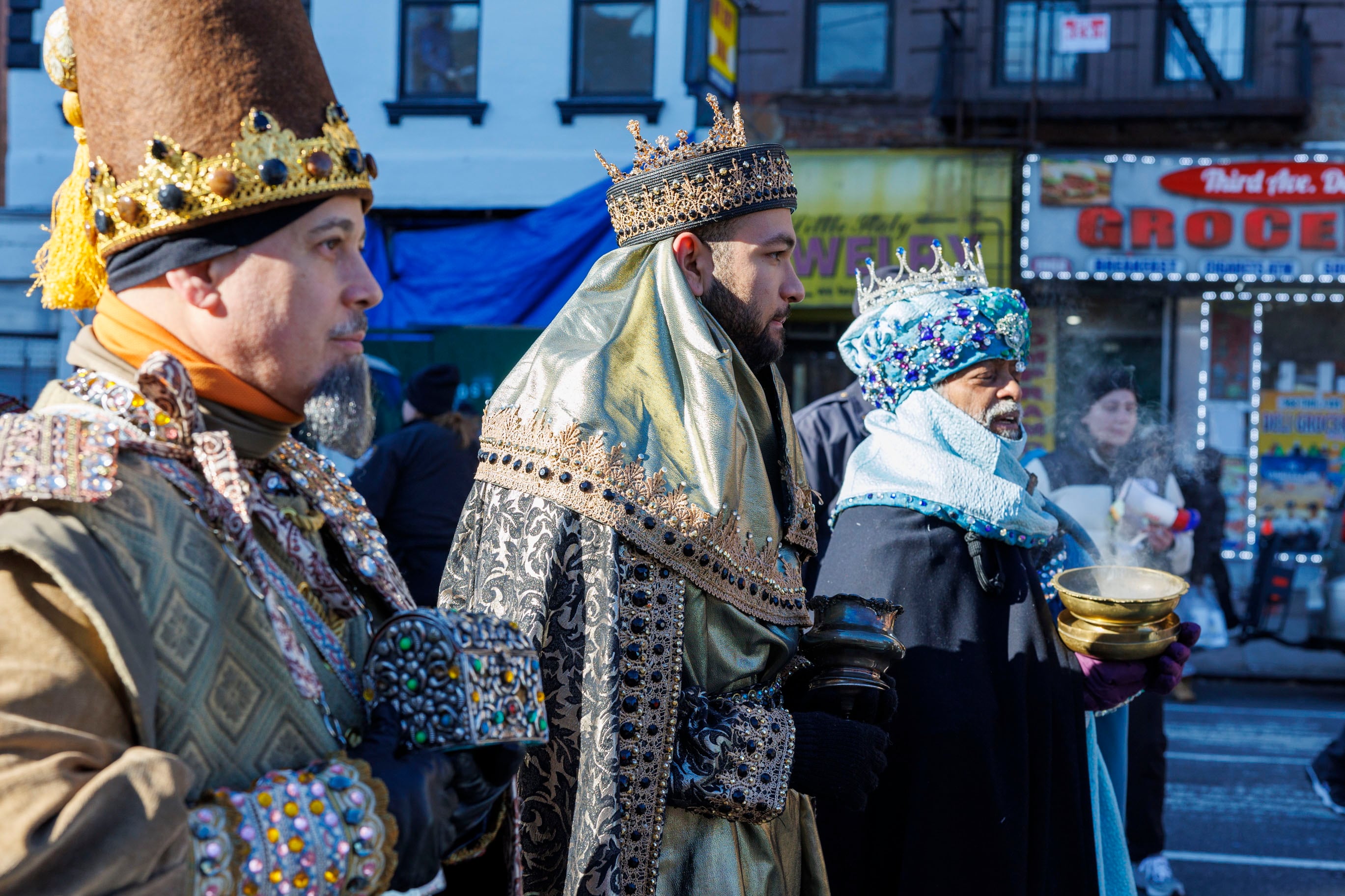 Personas disfrazadas como los tres Reyes participan en el Desfile del día de los Reyes Magos del Museo de Barrio en East Harlem, en Nueva York (EFE/EPA/Sarah Yenesel)