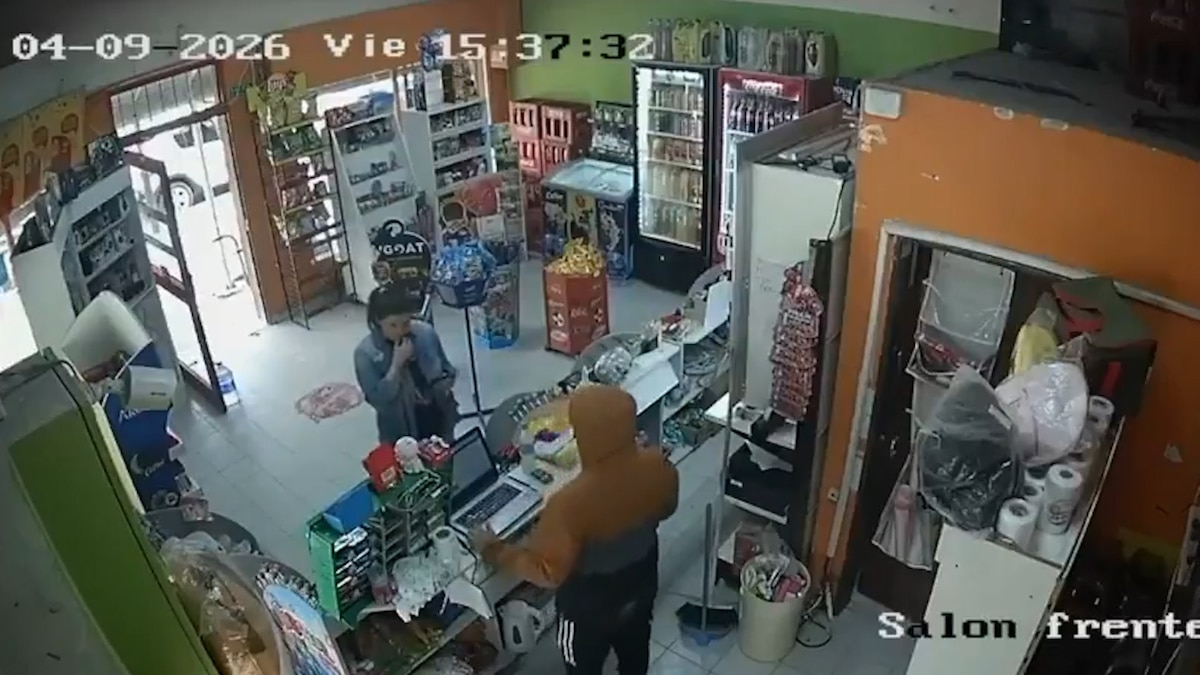 El ladrón atendió a una clienta durante el robo a un kiosco