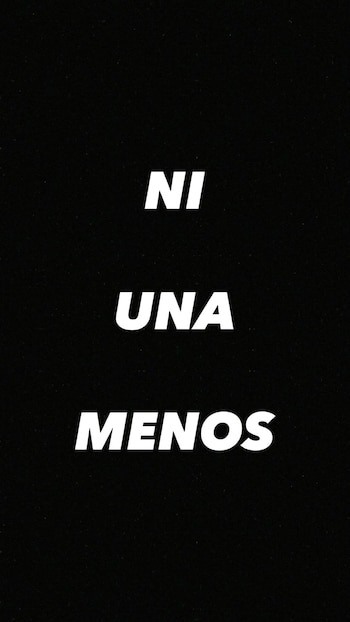 Texto blanco en negrita que dice 'NI UNA MENOS' dividido en tres líneas sobre un fondo negro liso