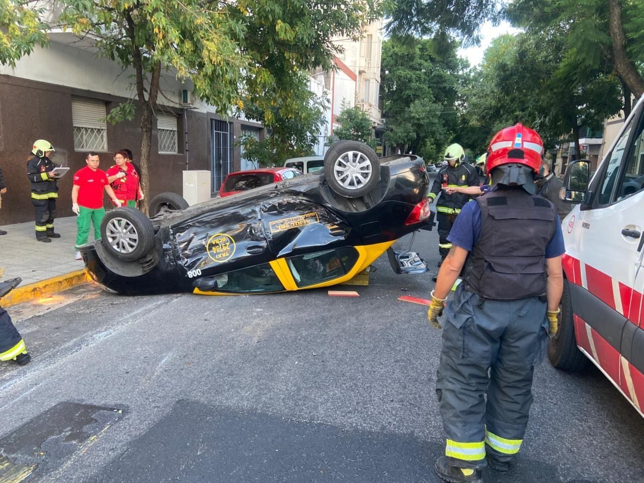 Un taxi quedó volcado en las calles del barrio de Boedo tras un aparatoso choque, con equipos de emergencia trabajando en el lugar para asistir la situación.