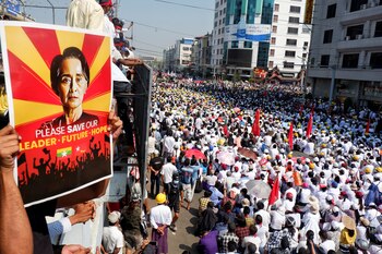 Manifestantes protestan contra EL golpe militar en Mandalay, Myanmar, el 22 de febrero de 2021. REUTERS / Stringer
