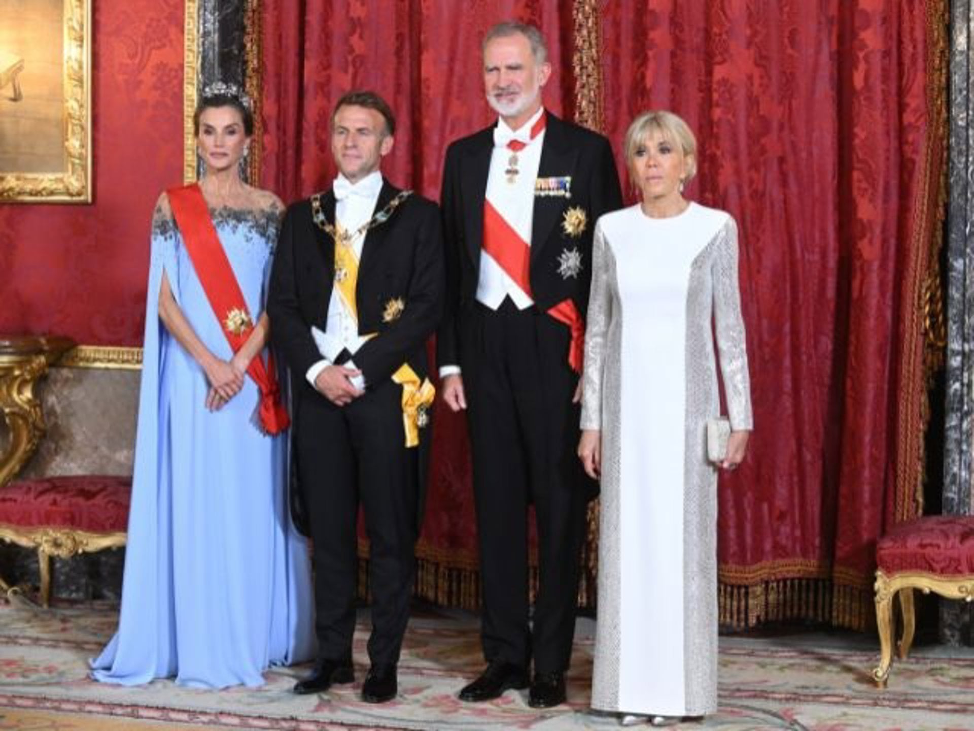 Los Reyes, Don Felipe VI y Doña Letizia, y el Presidente de la República Francesa, Emmanuel Macron, y su esposa, Brigitte Macron, durante la cena de gala que se ofrece en su honor en el Palacio Real.El Palacio Real de Madrid ha acogido una importante cena de Estado con motivo de la visita oficial a España del presidente francés, Emmanuel Macron, y su esposa, Brigitte Macron. Los Reyes Felipe VI y Letizia ejercieron como anfitriones de esta velada, marcada por la relevancia diplomática del encuentro y por la estrecha relación que mantienen España y Francia.EUROPA ESPAÑA SOCIEDADEUROPA PRESS REPORTAJES