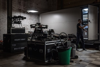 Grandes drones en un almacén