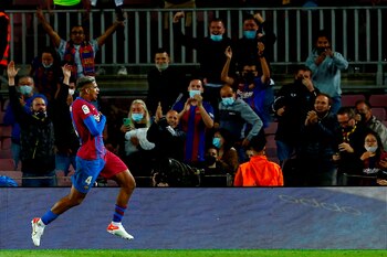 Con un cabezazo, Araujo le