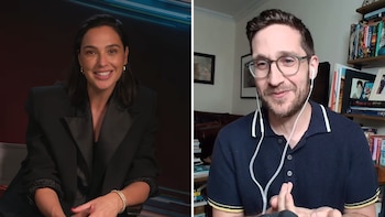Pantalla dividida con la actriz Gal Gadot a la izquierda y un hombre con anteojos y auriculares a la derecha