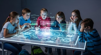Seis niños sentados alrededor de una mesa luminosa que proyecta interfaces holográficas azules con gráficos y ecuaciones en un ambiente oscuro.