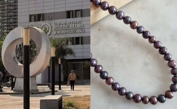 Composición de dos imágenes: un edificio con el cartel Centro Integral de Salud La Banda y una escultura, y un collar de perlas de plástico oscuras