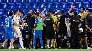 El árbitro expulsó a cuatro