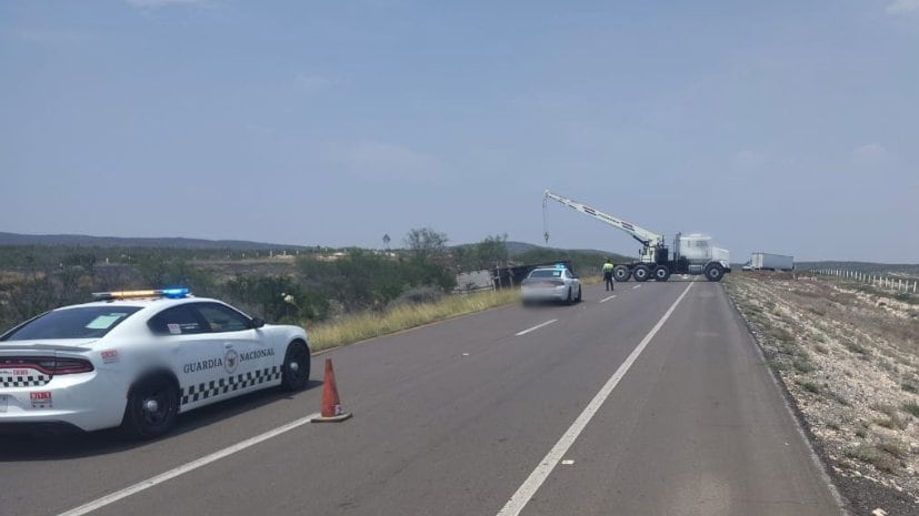 Elementos de la Guardia Nacional custodian un tramo de carretera mexicana donde se observa una grúa y vehículos de patrulla. (X/GN_Carreteras)