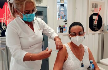 Una mujer reciba la vacuna