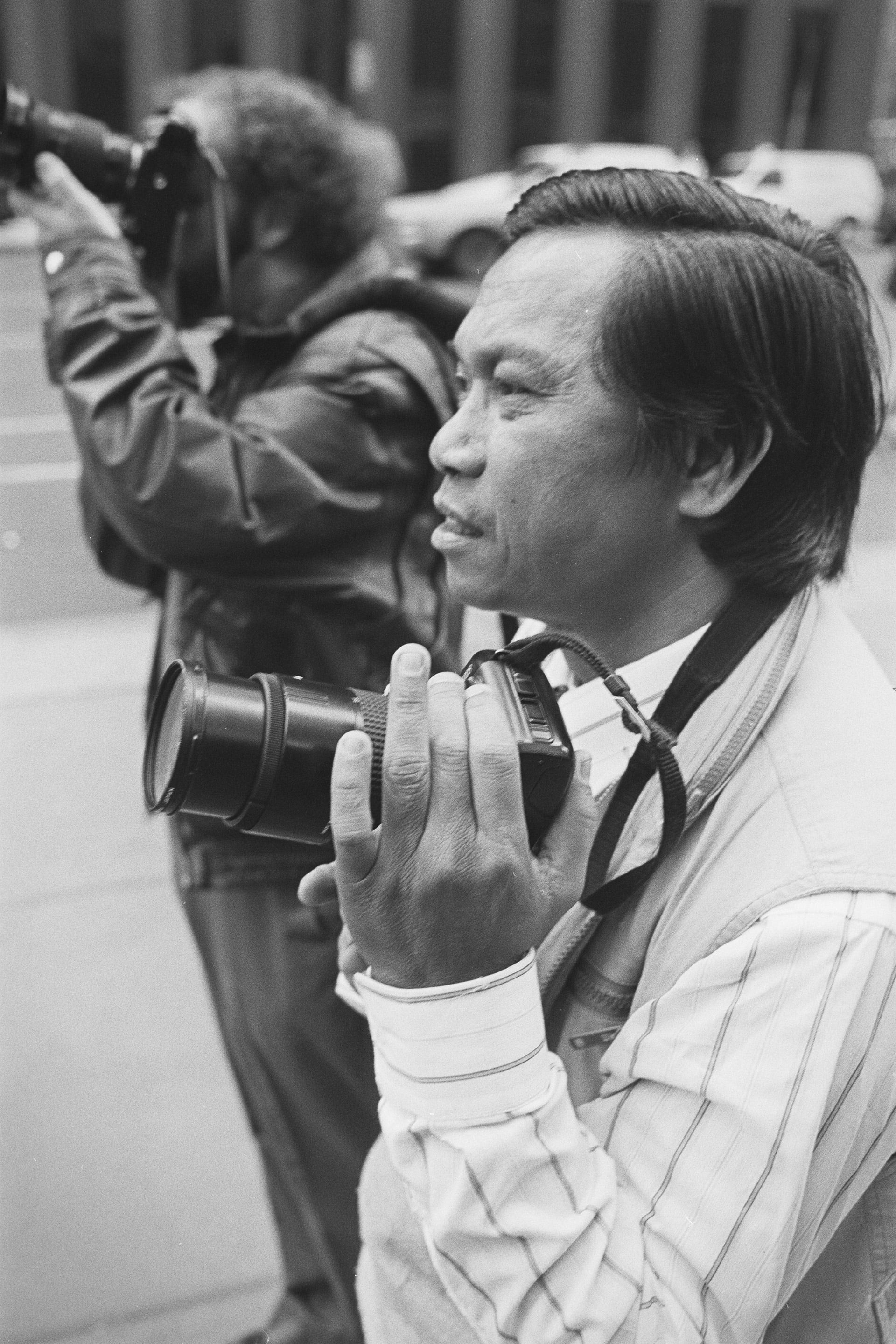 Dith Pran trabajando como fotógrafo en las calles de Nueva York en octubre de 1990