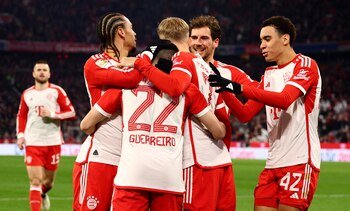 Los jugadores del Bayern celebran el tanto de Raphael Guerreiro, el único gol del partido aplazado correspondiente a la jornada 13 que han disputado Bayern y Union Berlín en Mínich, Alemania. EFE/EPA/ANNA SZILAGYI
