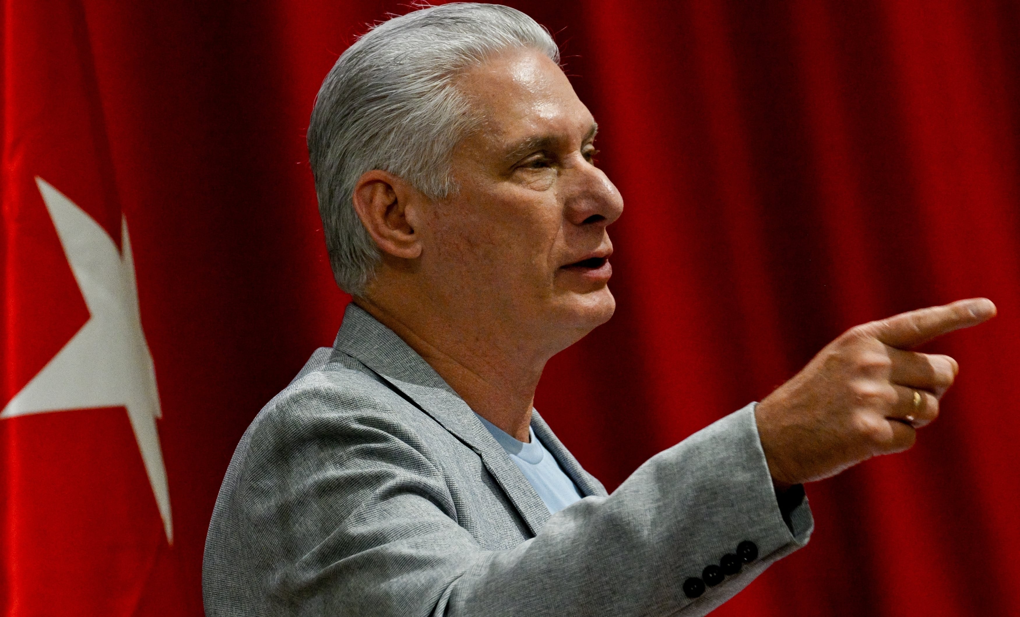 Miguel Díaz-Canel rechazó las nuevas sanciones de Estados Unidos contra entidades estatales cubanas y oficiales de las Fuerzas Armadas Revolucionarias. (Adalberto Roque/Foto compartida vía AP)