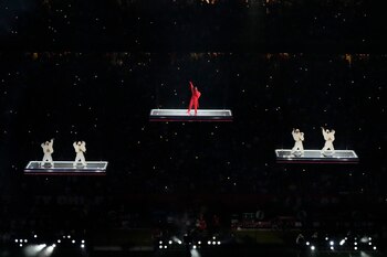 Rihanna durante su presentación en el espectáculo de medio tiempo del Super Bowl 57 de la NFL entre los Chiefs de Kansas City y los Eagles de Filadelfia, el domingo 12 de febrero de 2023, en Glendale, Arizona. (Foto AP/David J. Phillip)