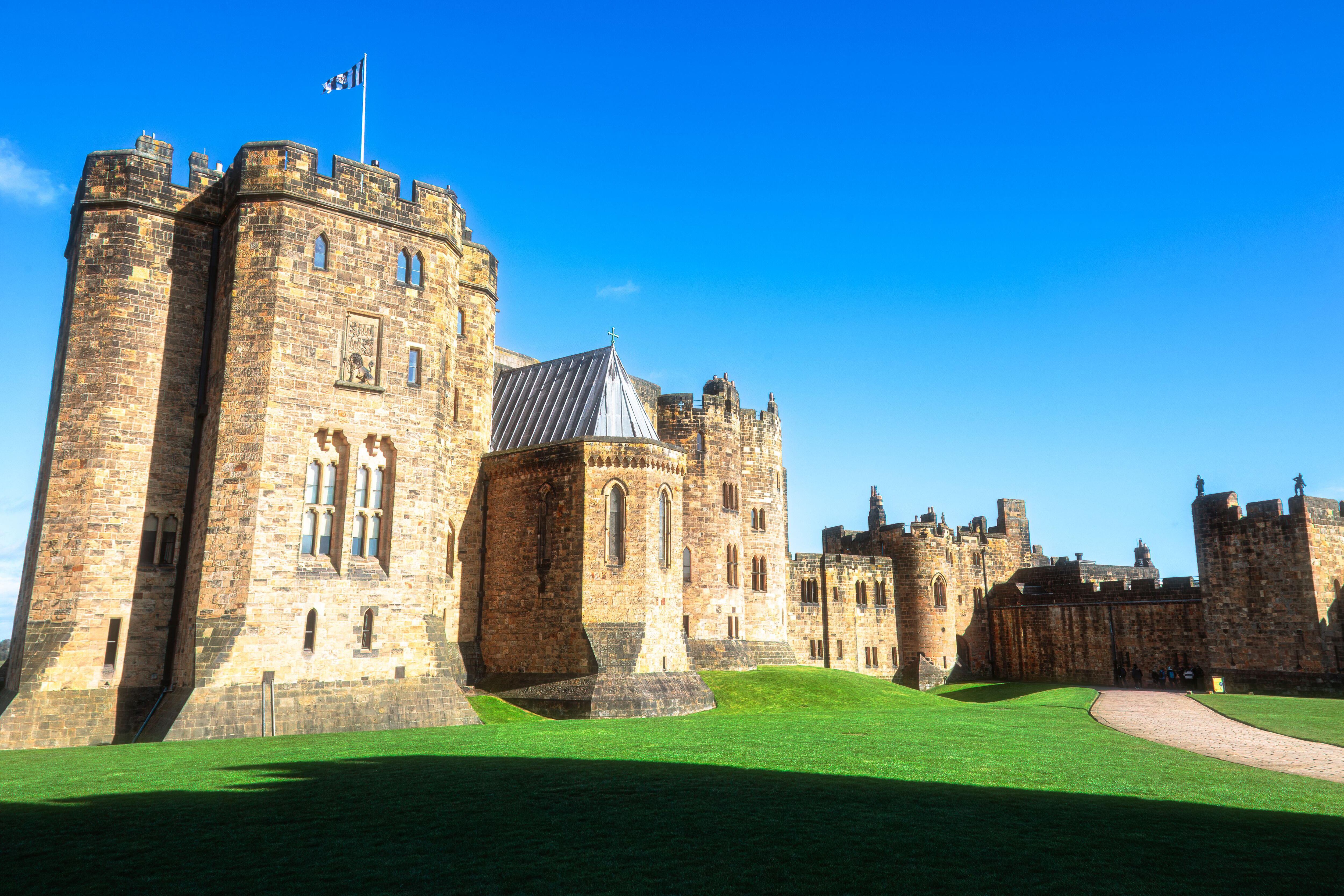 En los terrenos del Castillo de Alnwick existe un espacio único, resguardado por guardianes, donde más de cien especies letales esperan a los visitantes bajo estricta vigilancia y un ambiente lleno de misterio - (AP)