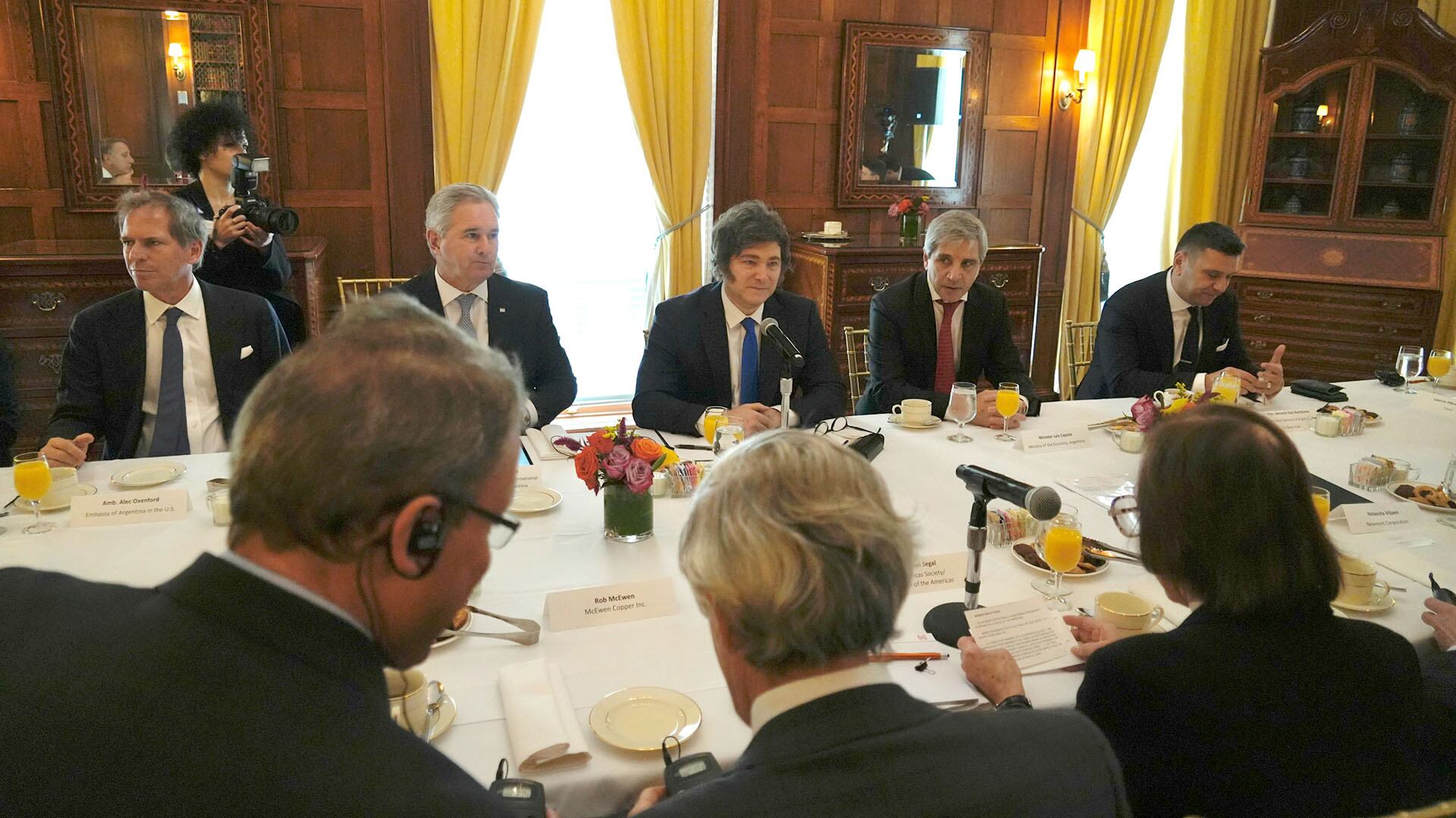Javier Milei y Luis Caputo durante la reunión en el Council of America, (New York, Estados Unidos)