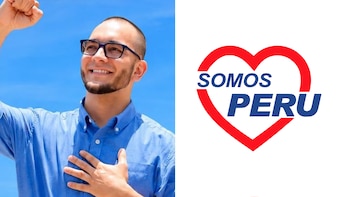 Un hombre con anteojos y camisa azul levanta un puño junto al logotipo del Partido Democrático Somos Perú