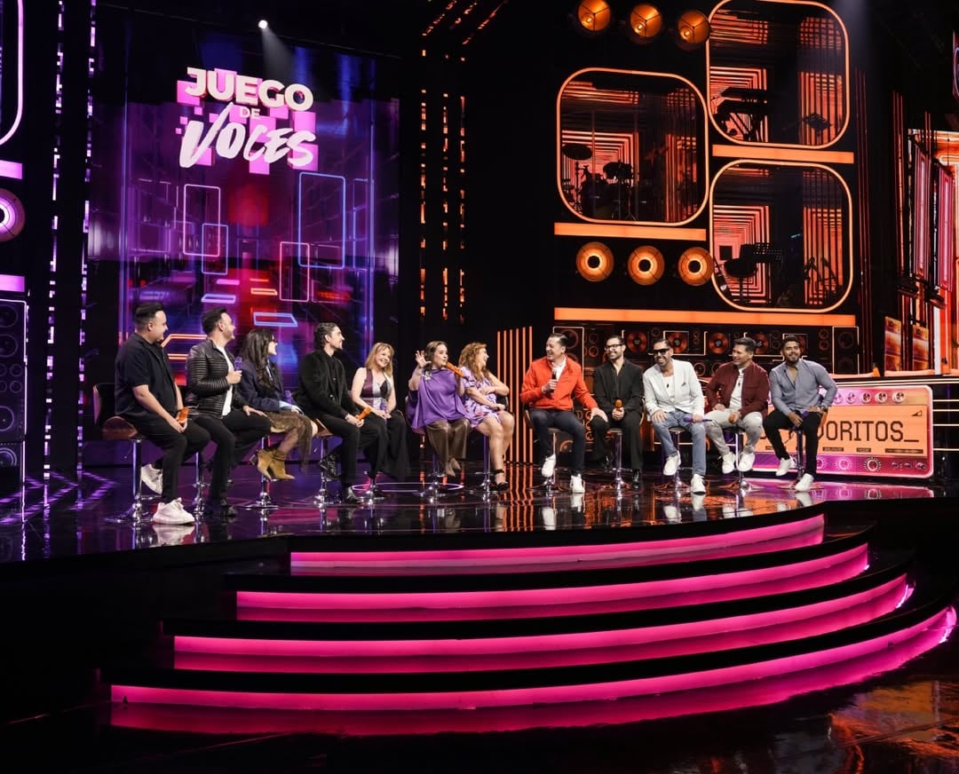 Angélica Vale y Ricardo Margaleff, junto a los participantes, en la presentación de la tercera temporada de Juego de Voces,