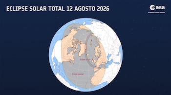 Mapa terrestre que señala la trayectoria de un eclipse solar total y parcial, con texto 'Eclipse solar total 12 agosto 2026' y el logo de la ESA.