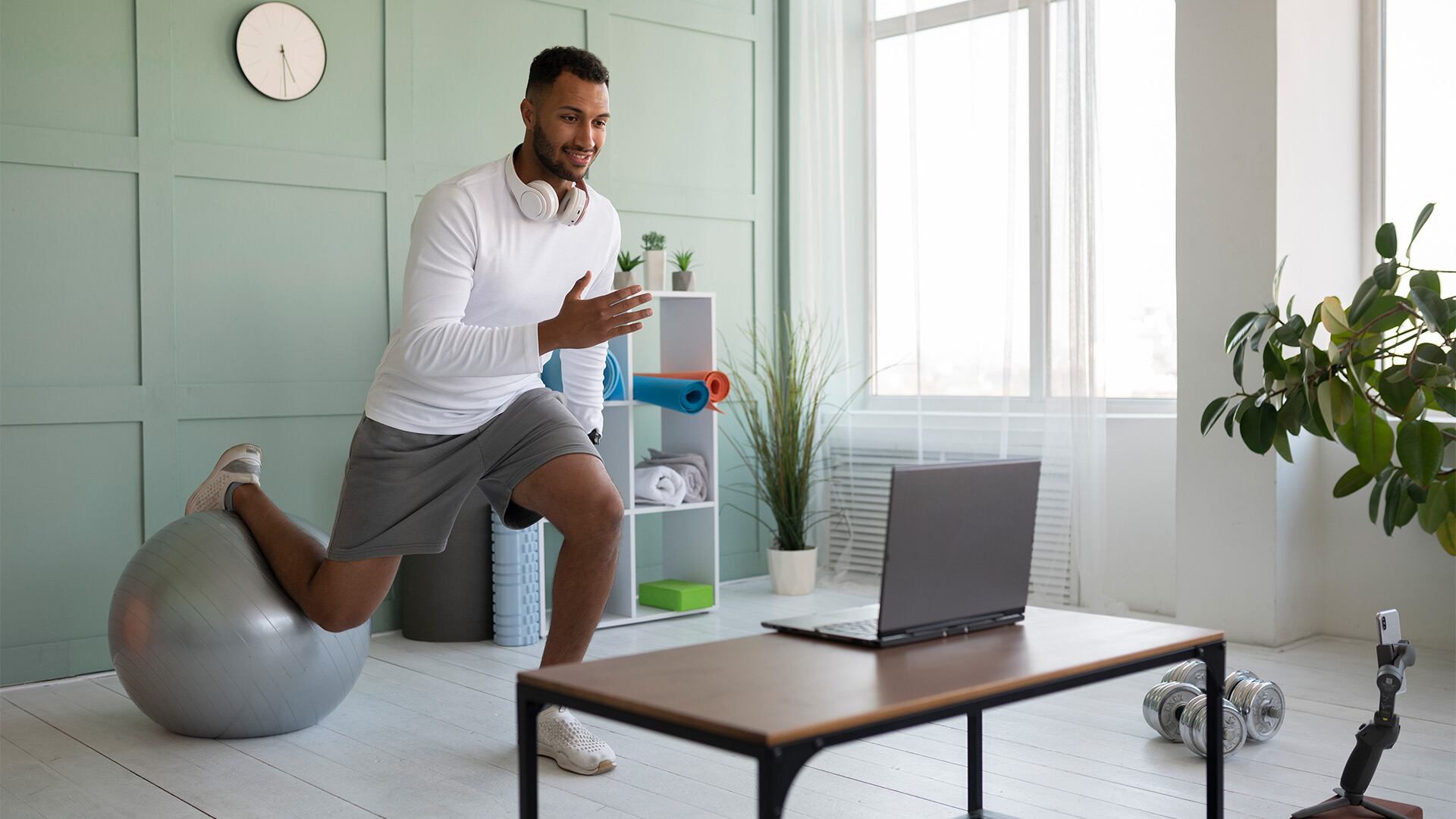 Expertos en medicina del deporte recomiendan episodios breves de actividad física de uno a diez minutos para reducir riesgos metabólicos y cardiovasculares (Freepik)