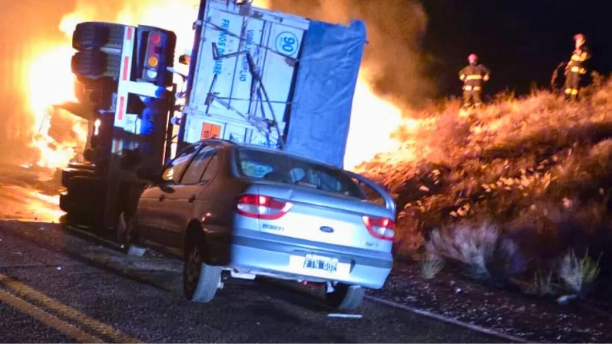 Tras el choque de los camiones, un auto que circulaba por la ruta embisitió de atrás a uno de ellos