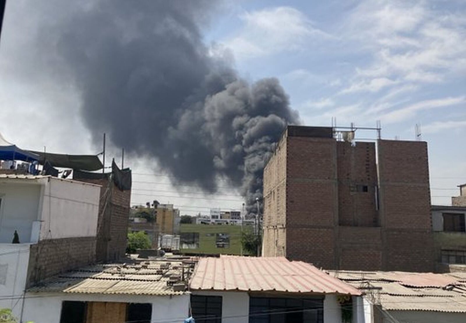 Incendio en San Juan de Lurigancho: más de 10 unidades de bomberos atienden emergencia en un depósito. (Foto: Canal N)