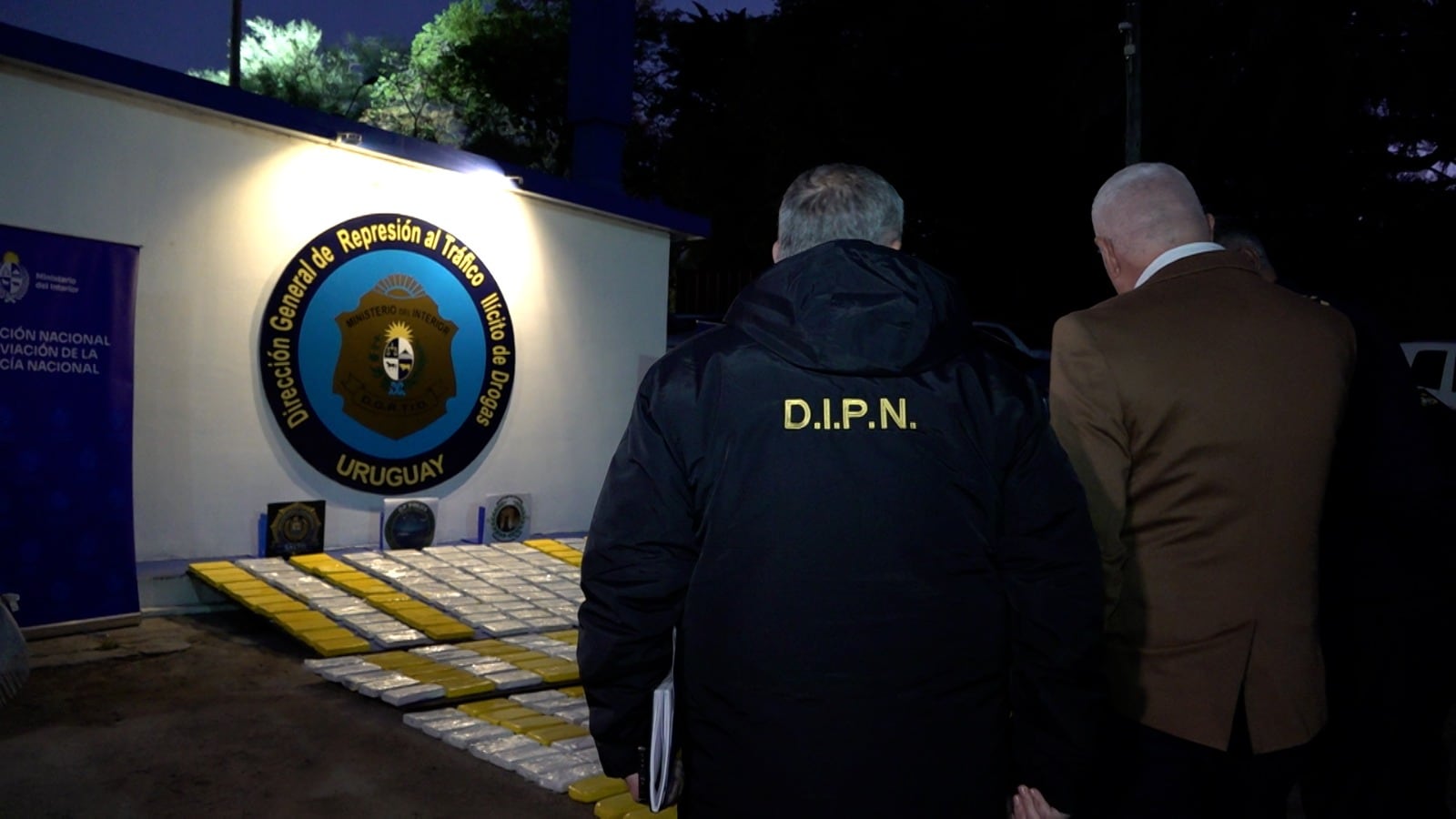 El ministro del Interior, Carlos Negro, delante de la droga que fue arrojada desde una avioneta en Uruguay (Ministerio del Interior)