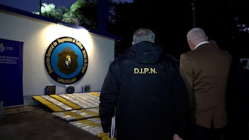 El ministro del Interior, Carlos Negro, delante de la droga que fue arrojada desde una avioneta en Uruguay (Ministerio del Interior)