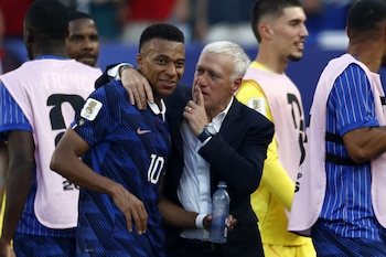 El seleccionador francés, Didier Deschamps, calma a Kylian Mbappé tras culminar el partido frente a Paraguay en los octavos de final del Mundial 2026. EFE/EPA/WILL OLIVER