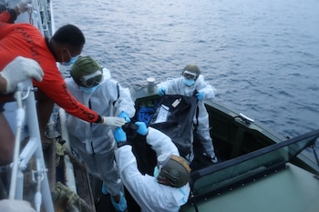 En esta imagen, distribuida por la Guardia Costera de Filipinas, rescatistas trasladan los restos mortales de víctimas del reciente incendio del ferry MV June Aster, el 11 de septiembre de 2026, ante la costa de Coron, en la provincia de Palawan, al oeste de Filipinas (Guardia Costera de Filipinas vía AP)