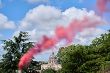 Humo rosa se alza ante