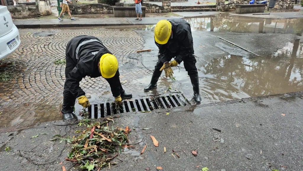 Las intensas lluvias dejaron calles anegadas y vehículos varados, obligando a operativos de emergencia en diferentes zonas (Municipio de Salta)
