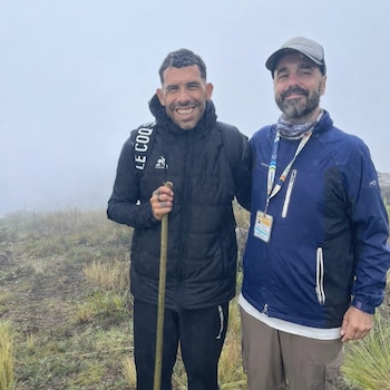 Carlos Tevez subió a un cerro en Córdoba