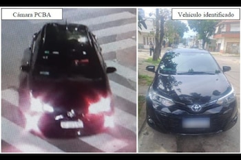 Una cámara de seguridad registra a dos hombres que entran por una puerta blanca hacia un garaje donde hay un vehículo estacionado