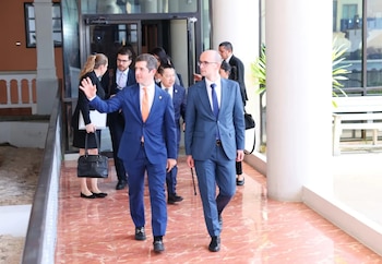 Carlos A. Hoyos, Vice-Ministro das Relações Exteriores do Panamá, e Kreshnik Ahmeti, Vice-Ministro das Relações Exteriores do Kosovo, assinaram o acordo de anistia para funcionários e diplomatas de ambos os países. Retirado da Chancelaria